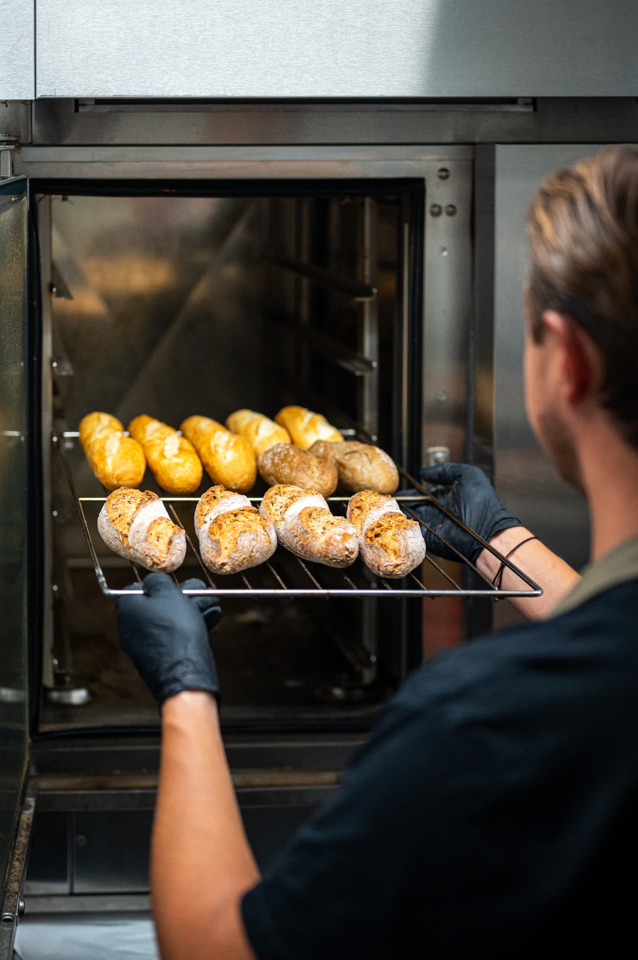 Vers gebakken brood komt uit de oven bij RAAM Amsterdam